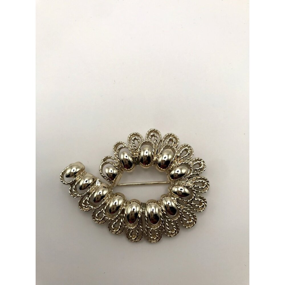 Lisner Vintage Gold Tone Paisley Oval Loop Rope Design Brooch Pin Signed